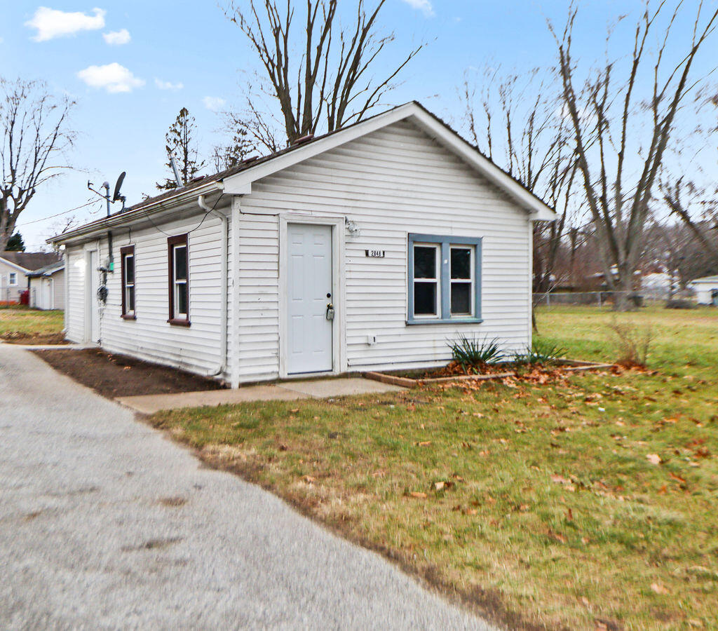 a view of a house with a yard