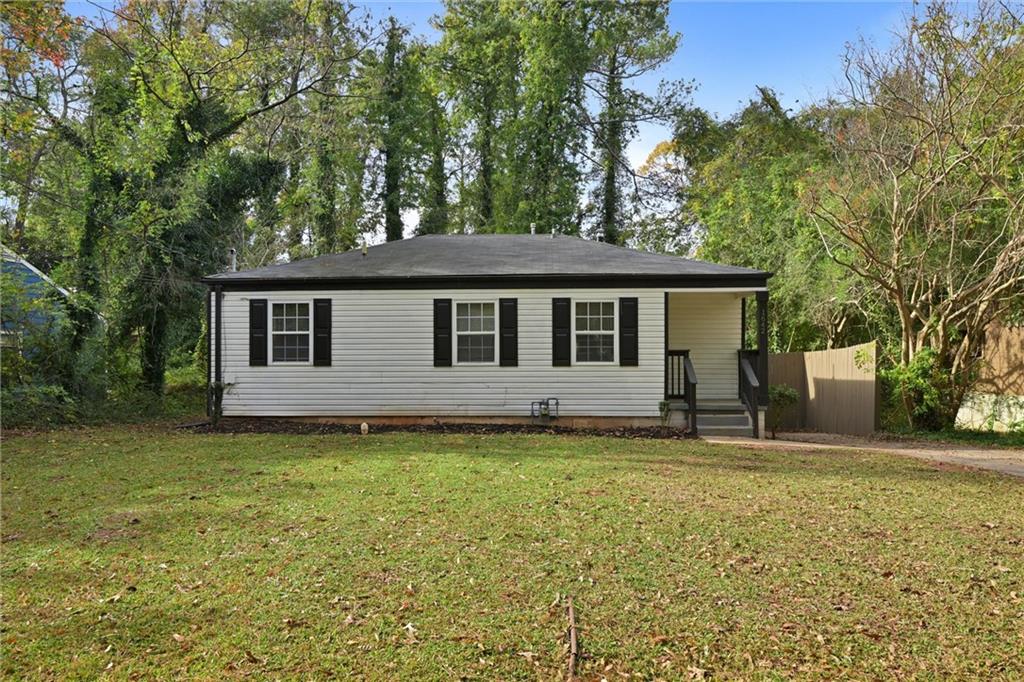 a view of a house with a yard