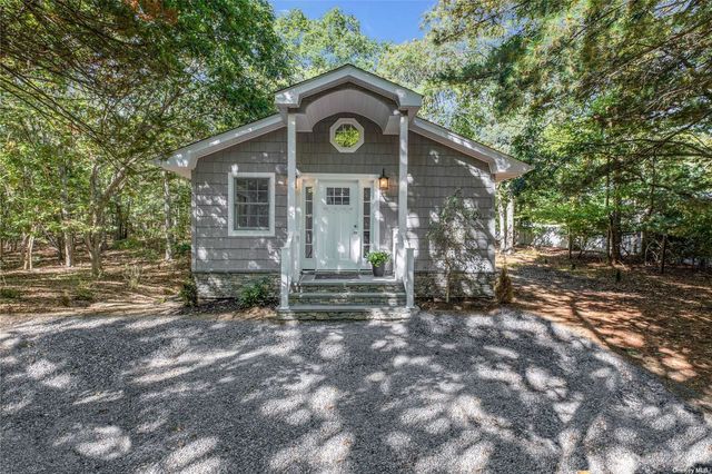 $949,900 | 15 Tub Oarsmans Road | East Hampton Village Fringe