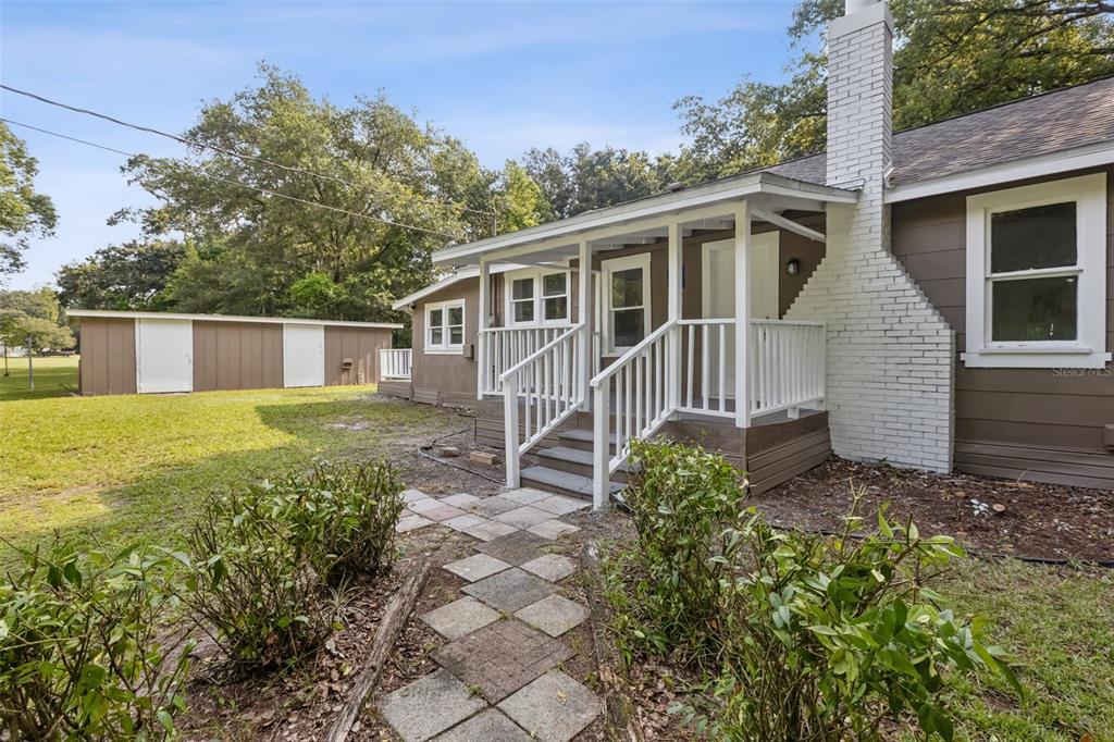 a view of a house with a yard