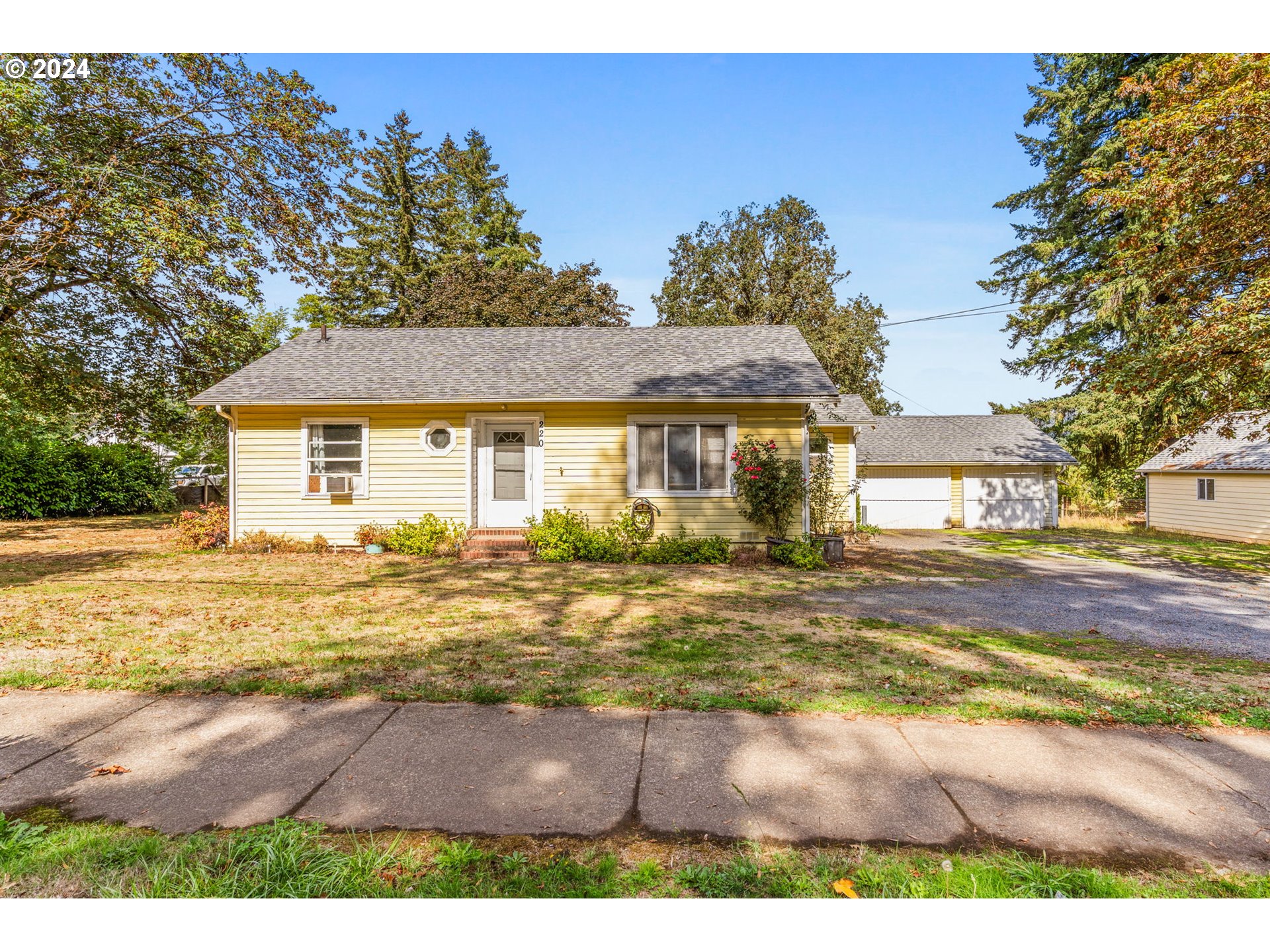 a view of a house with a yard