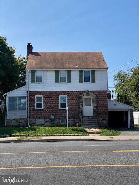 Single Family Home with a Garage and Driveway!