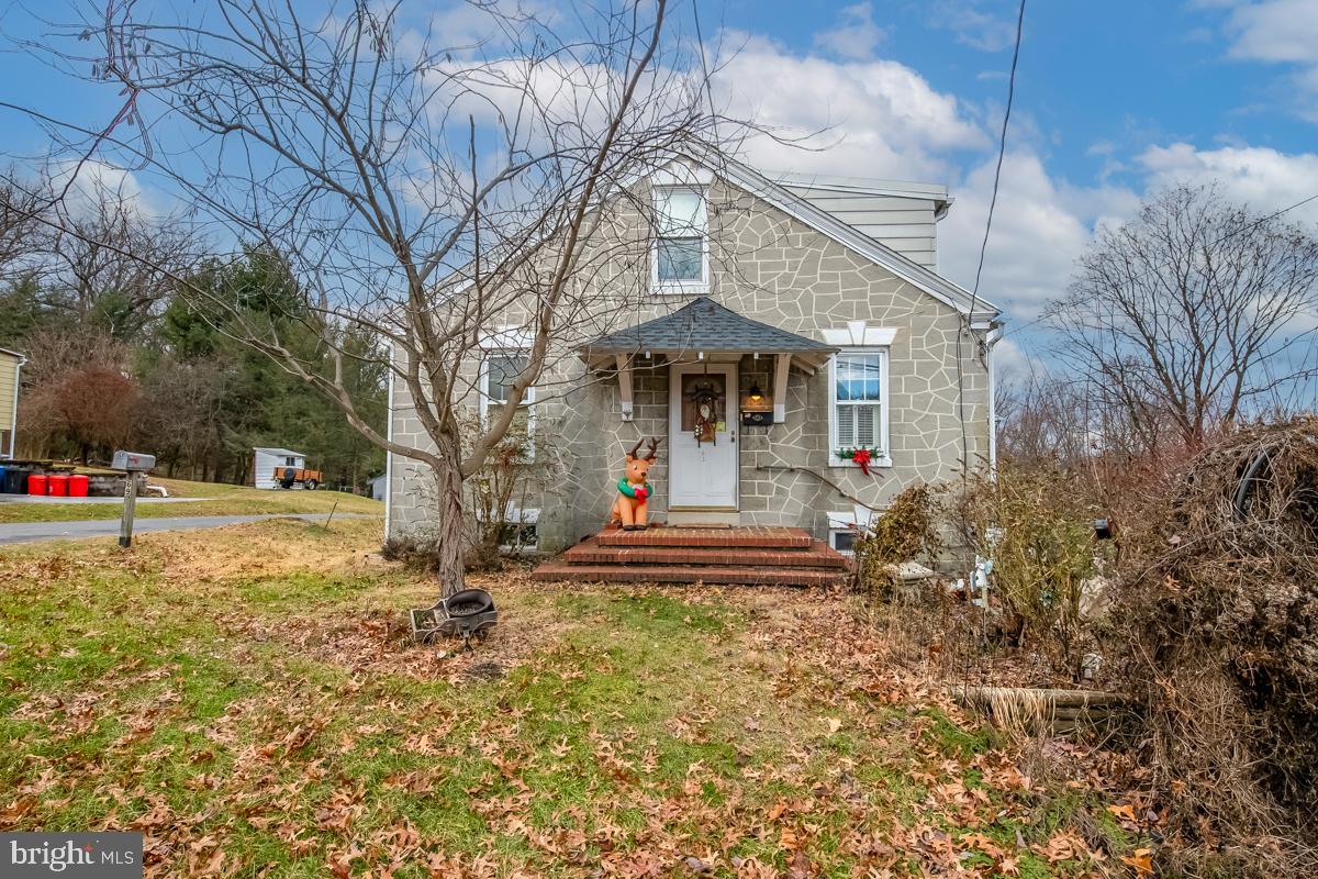 a front view of house with yard