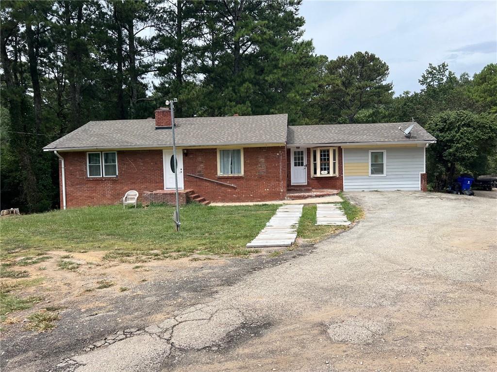 a view of a house with a yard