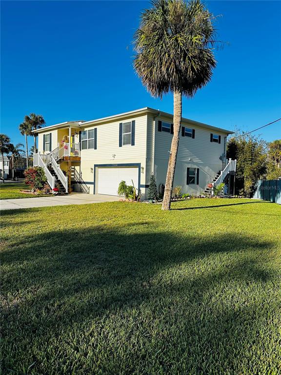 a view of a house with backyard