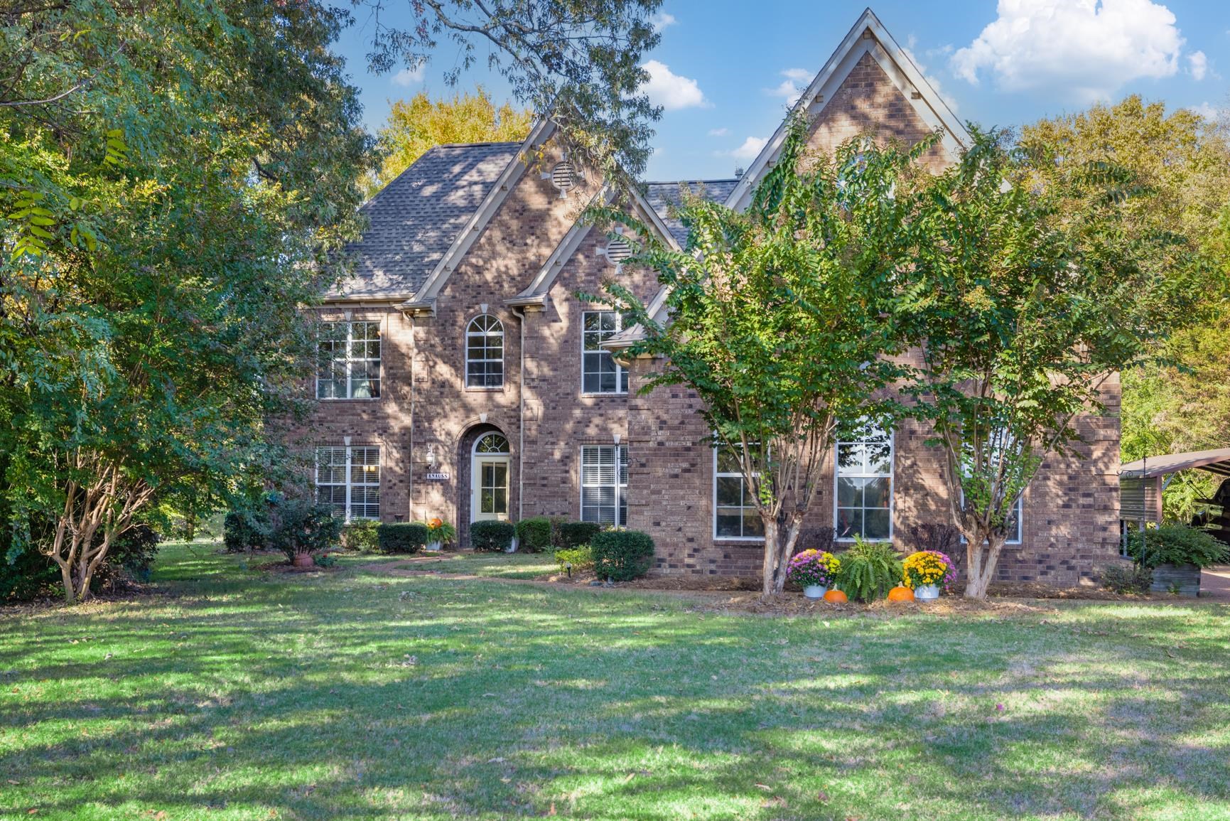 View of front of home featuring a front yard