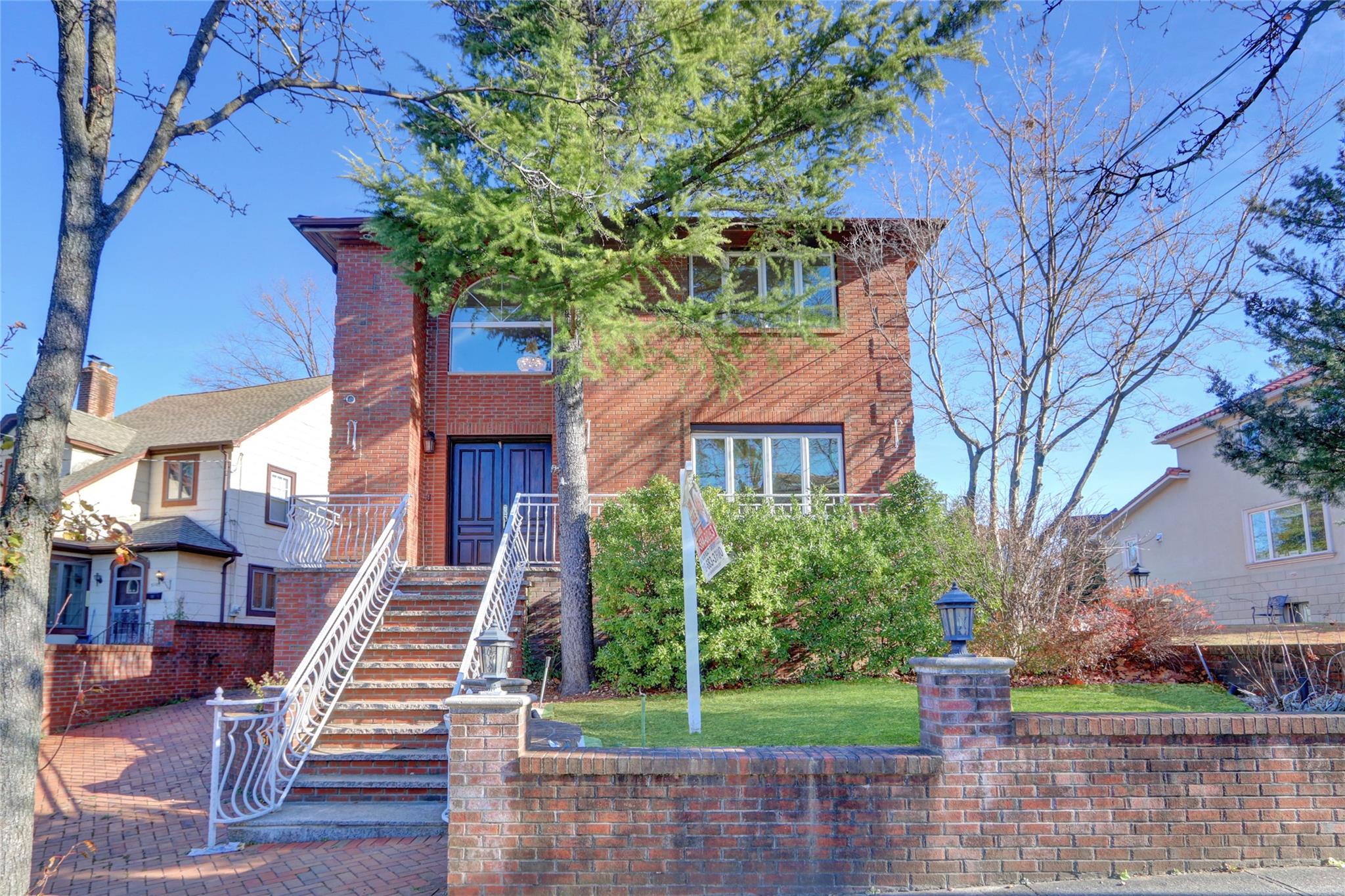 View of front facade featuring a front lawn