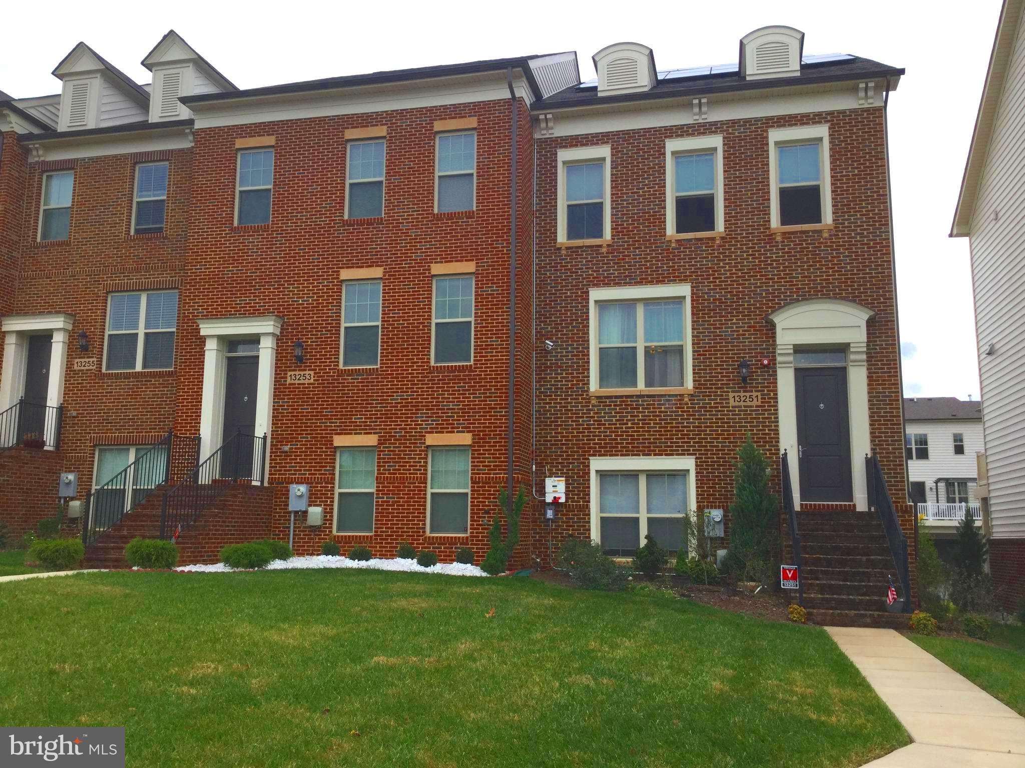 a brick building that has a lots of windows in it