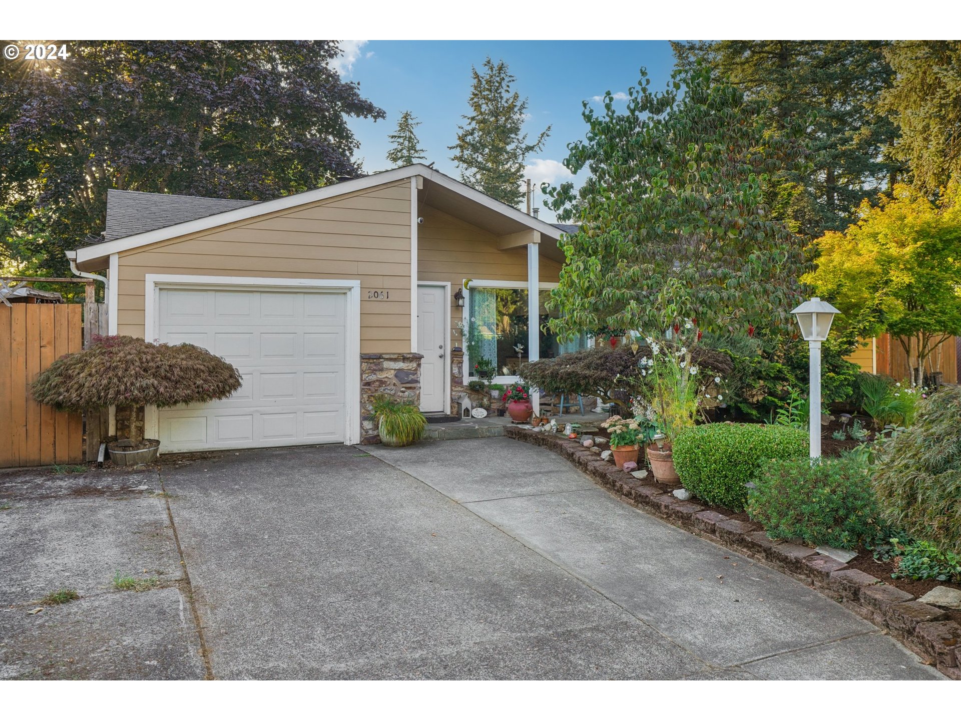 a view of a house with backyard and garden