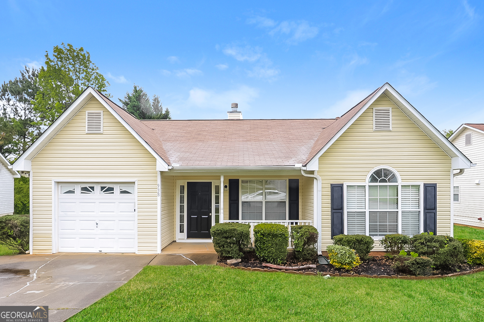 a view of a house with a yard