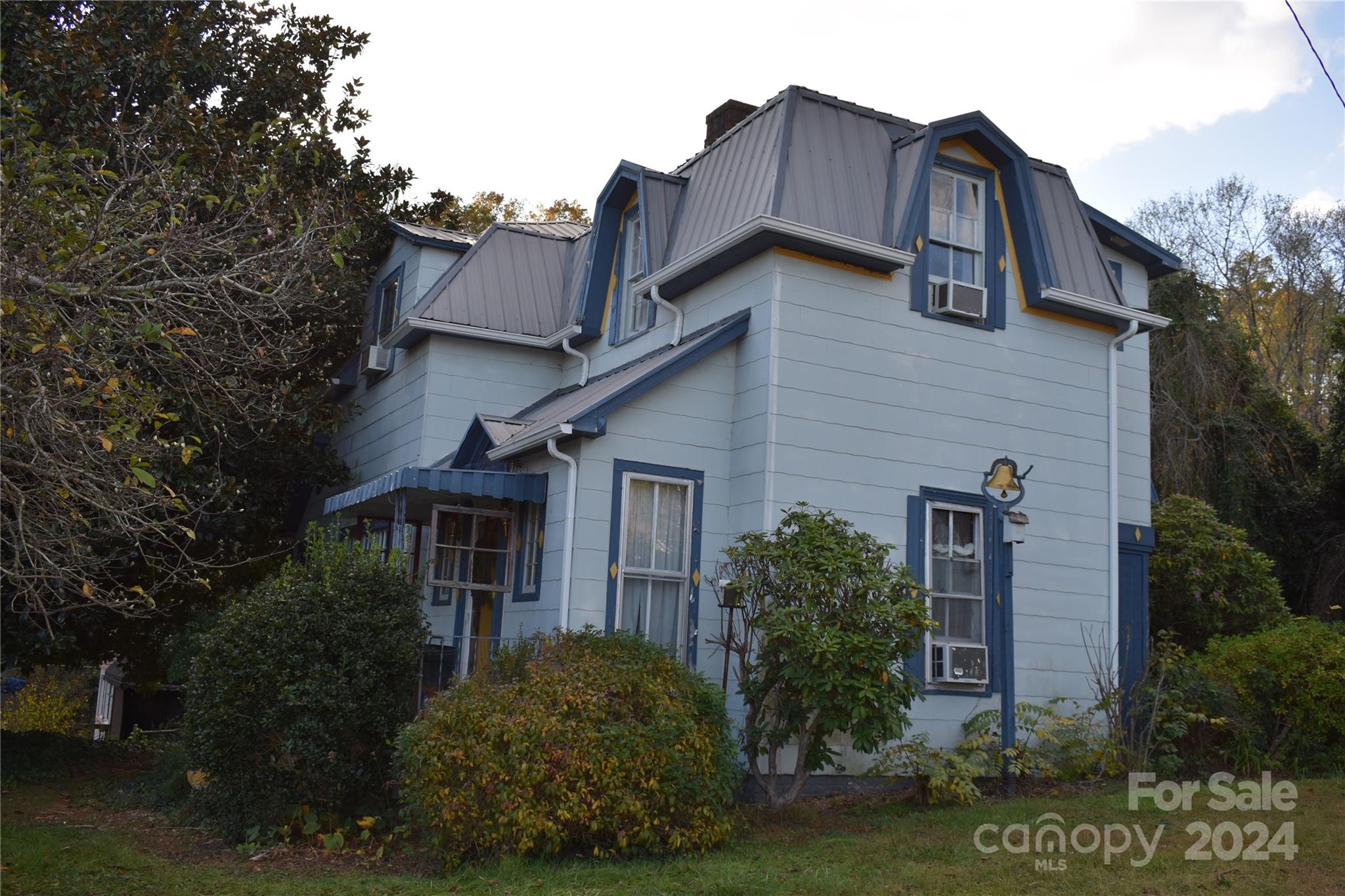 a view of house with yard and plants