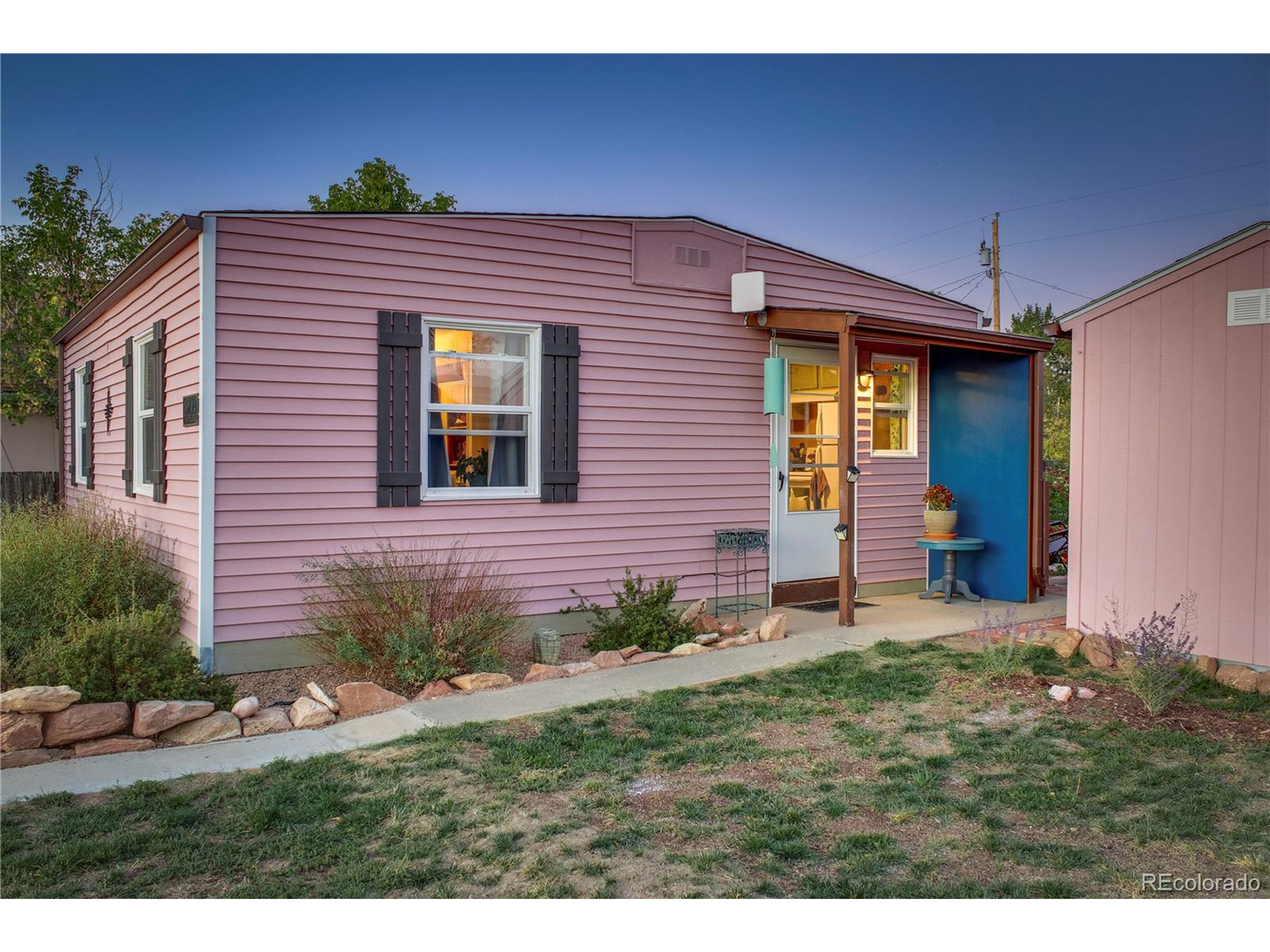 a view of front of a house with a yard