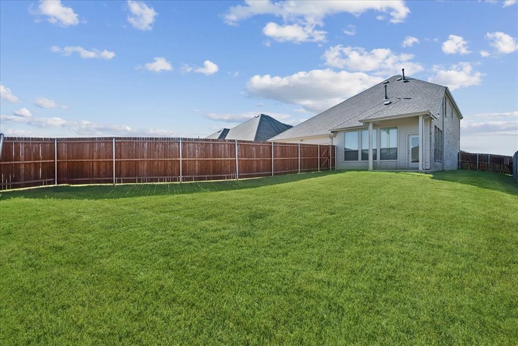 a view of a yard in front of house