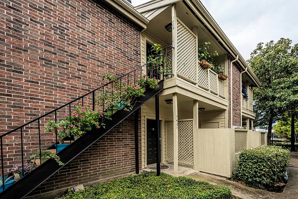 a house view with a outdoor space