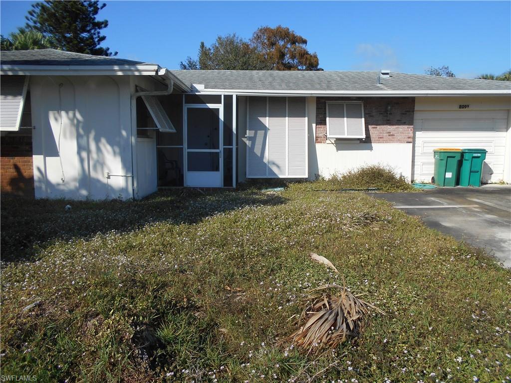 a view of a house with a yard