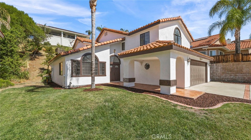 a view of a house with a yard