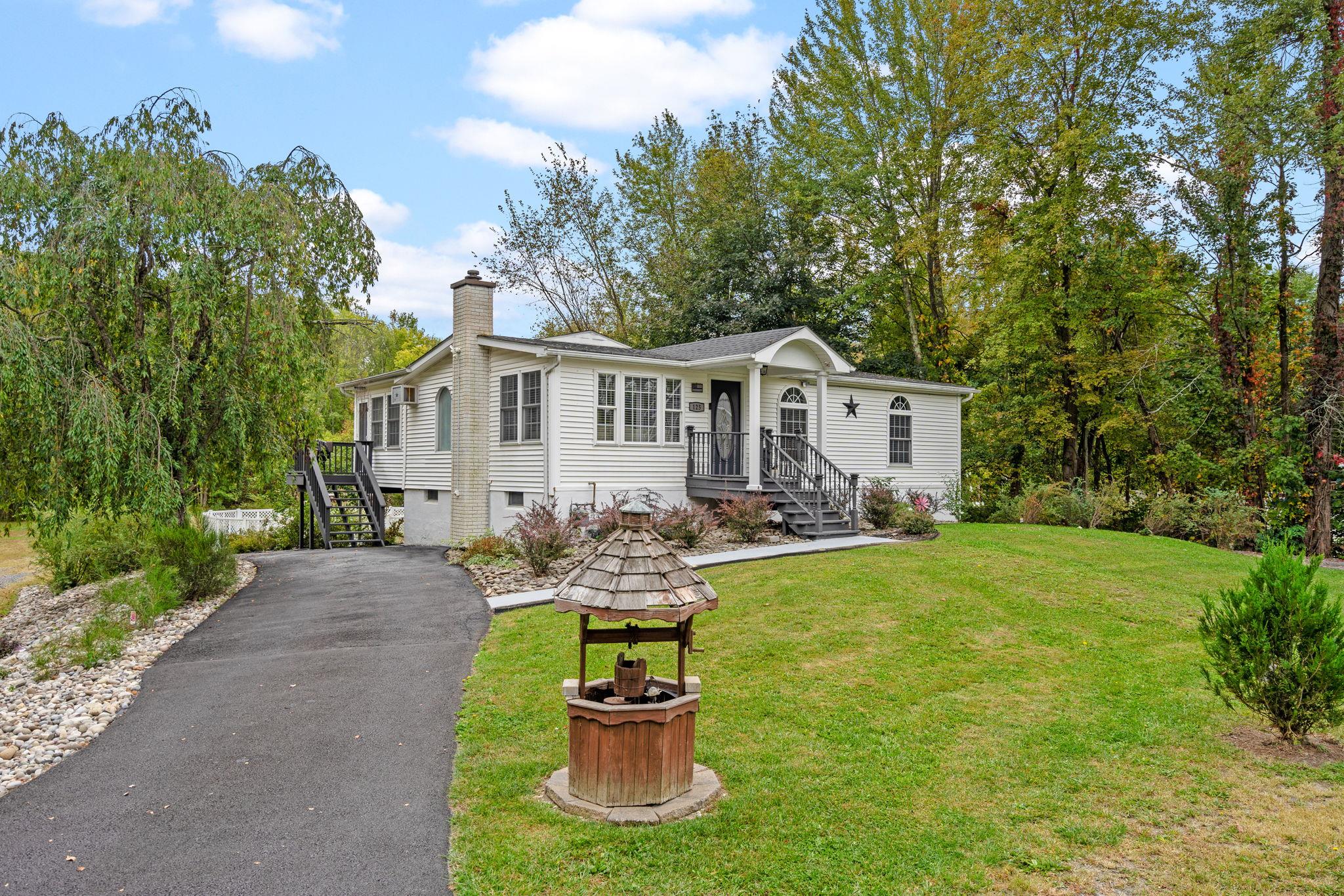 View of front of property featuring a front yard