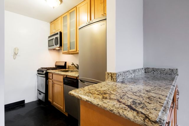 $3,895 | 788 Columbus Avenue, Unit 2J | Upper West Side