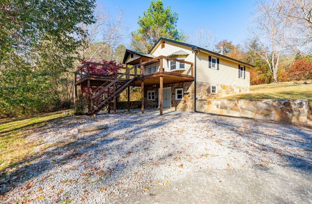 a view of a house with a yard