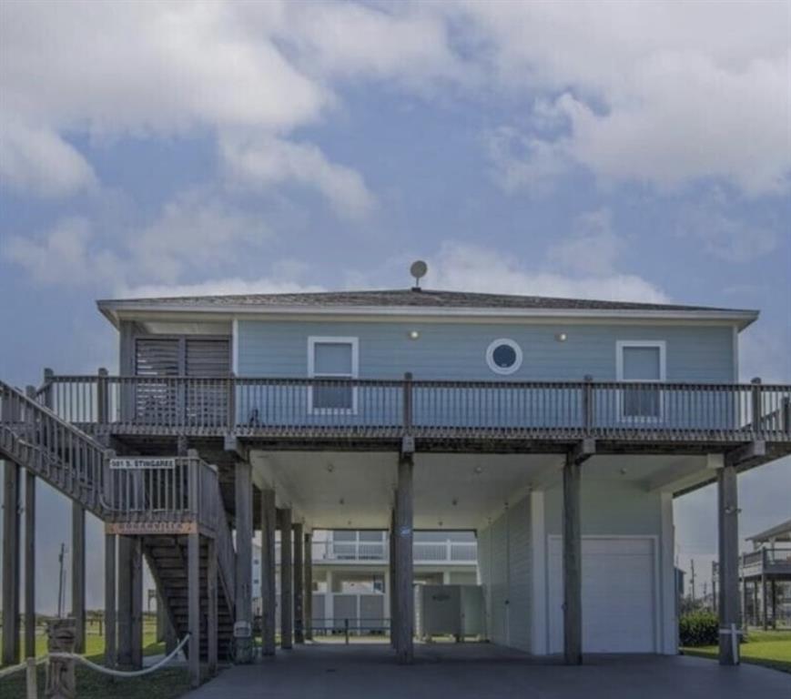 a view of a car garage of the house