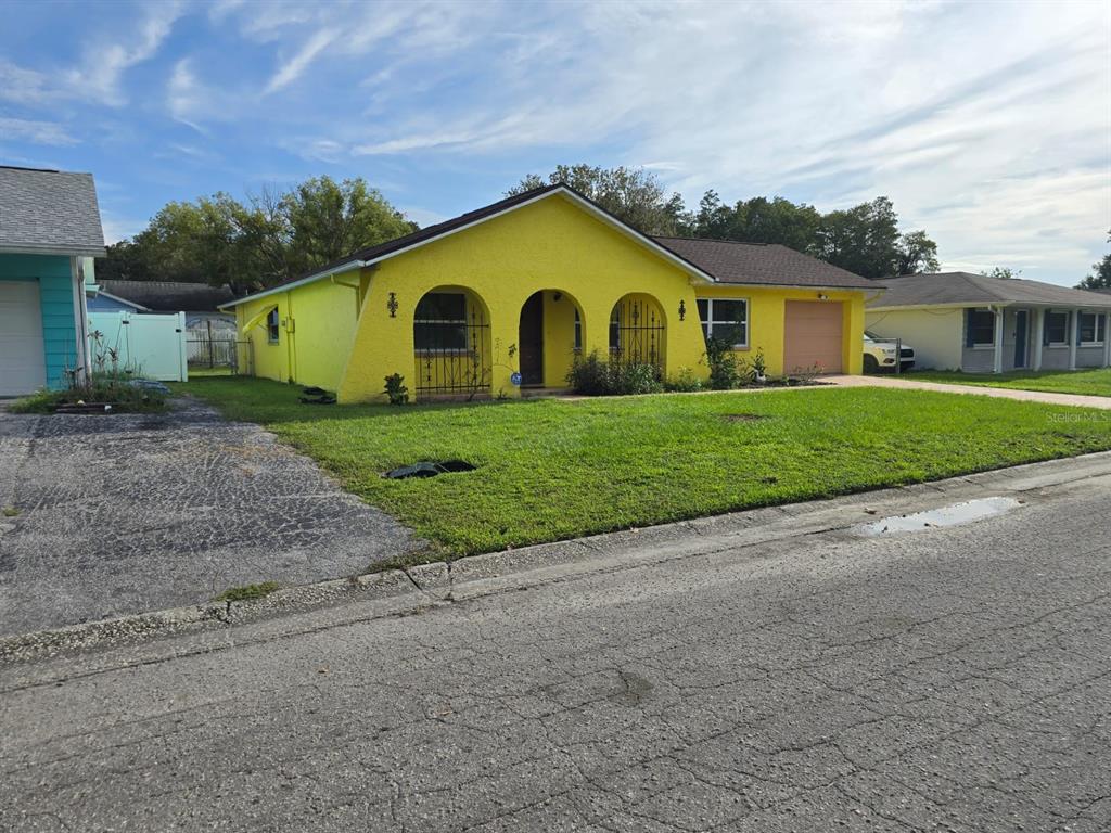 a view of a yard in front of a house