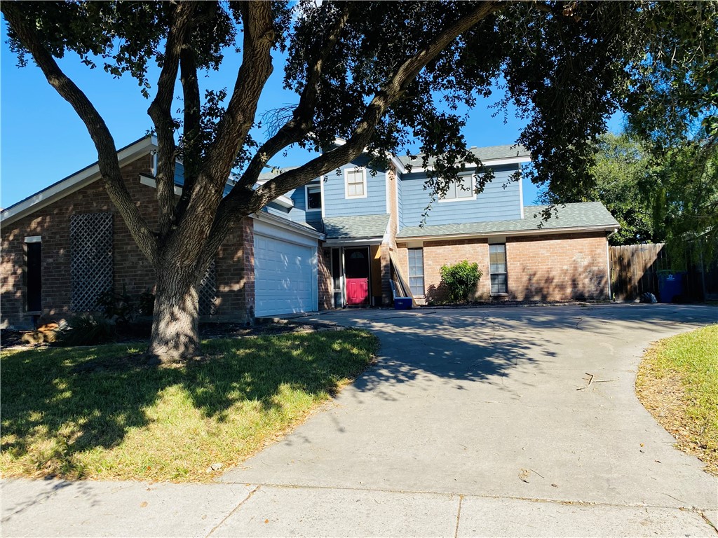 a view of a yard in front of house