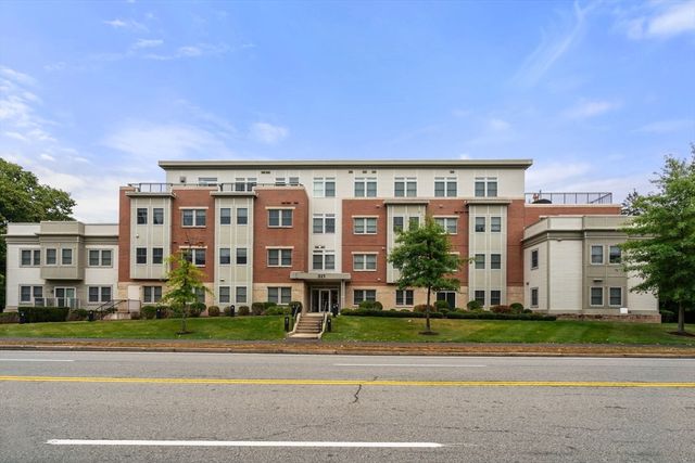 $1,450,000 | 321 Hammond Pond Parkway, Unit 201 | Chestnut Hill