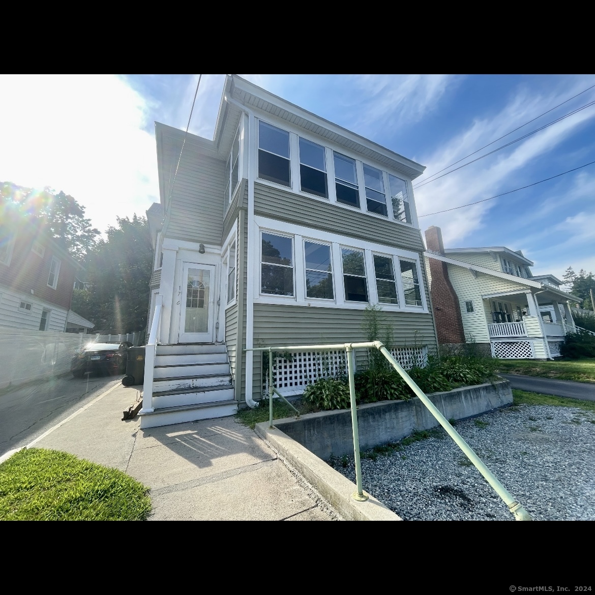 a view of a house with backyard