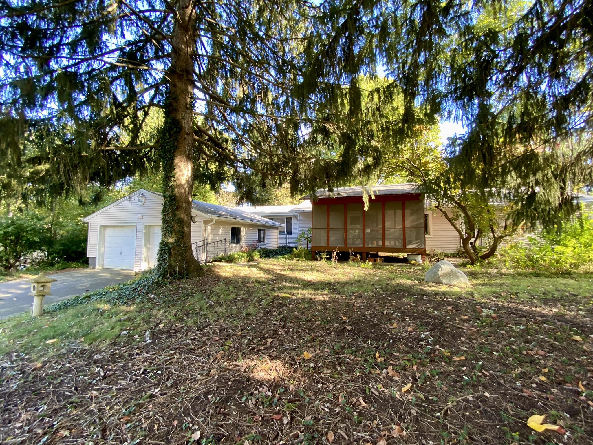 a view of a house with a yard