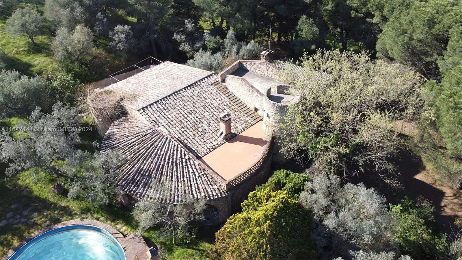 a view of a backyard of the house