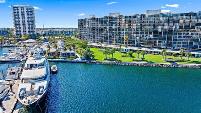 $824,900 | 120 Lakeshore 4370 Drive, Unit 437 | Old Port Cove