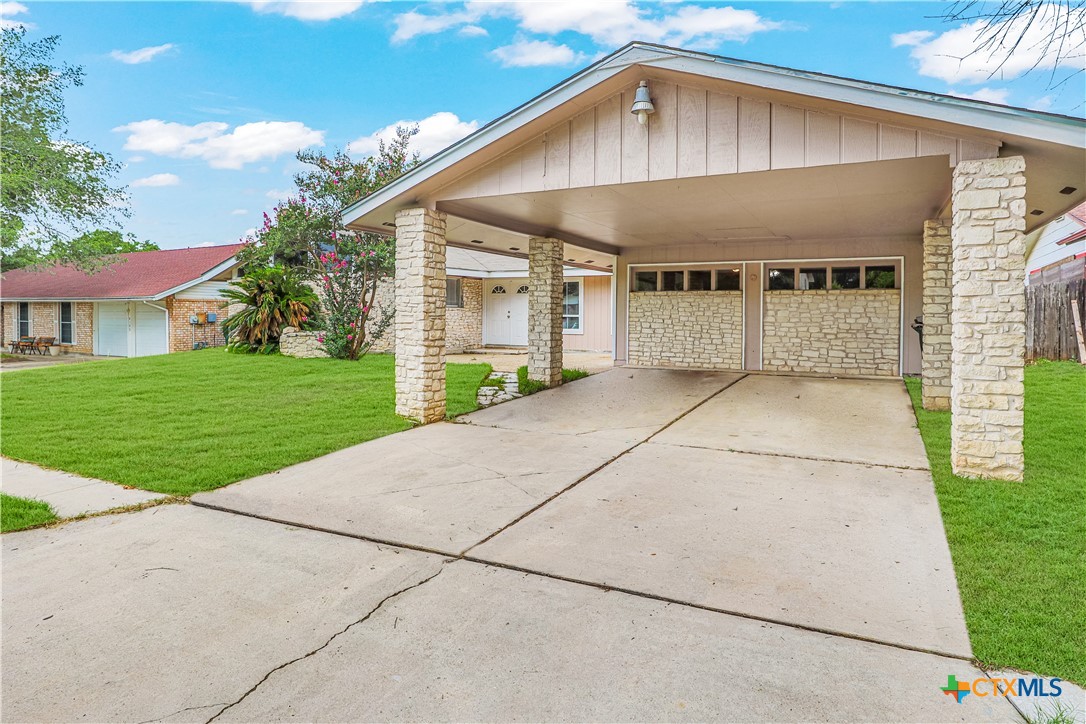 a front view of house with yard