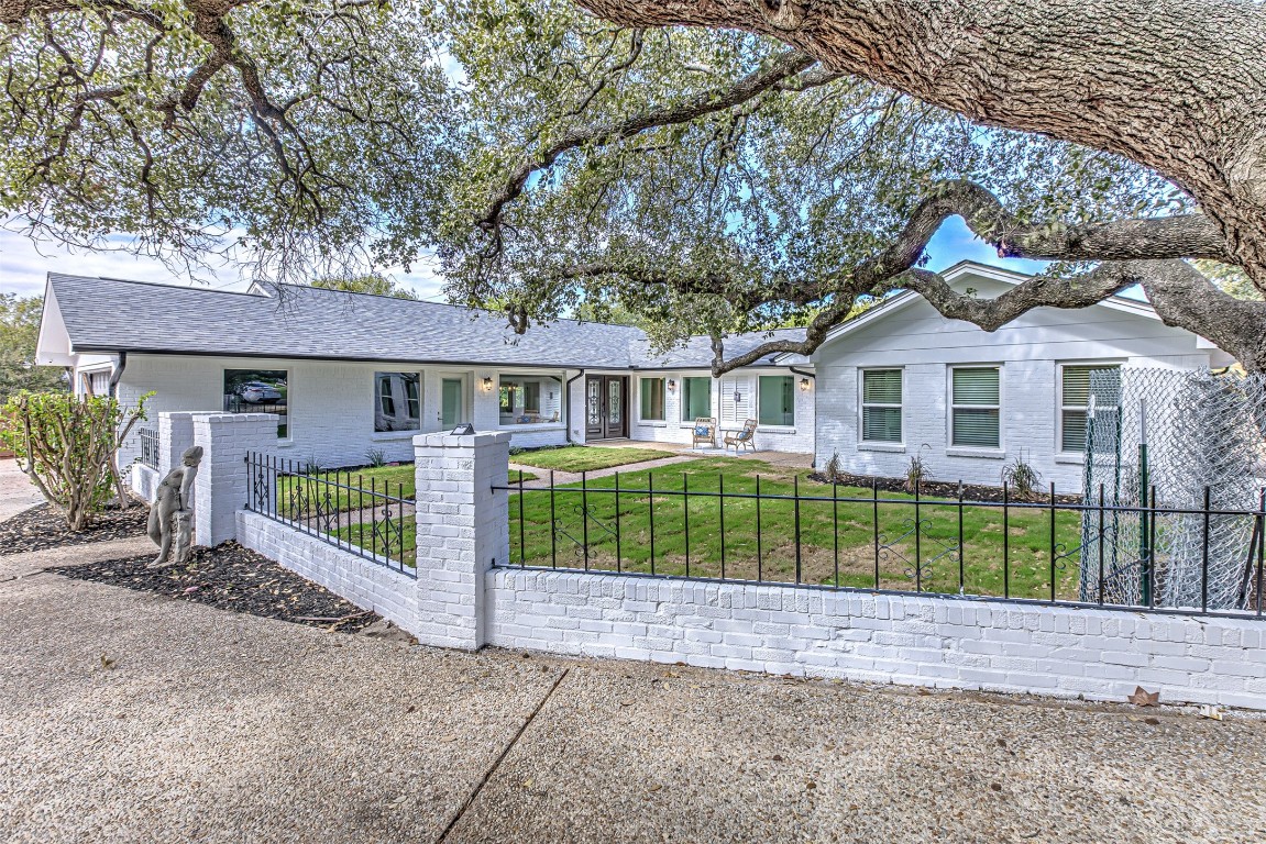 a view of front of a house with a yard