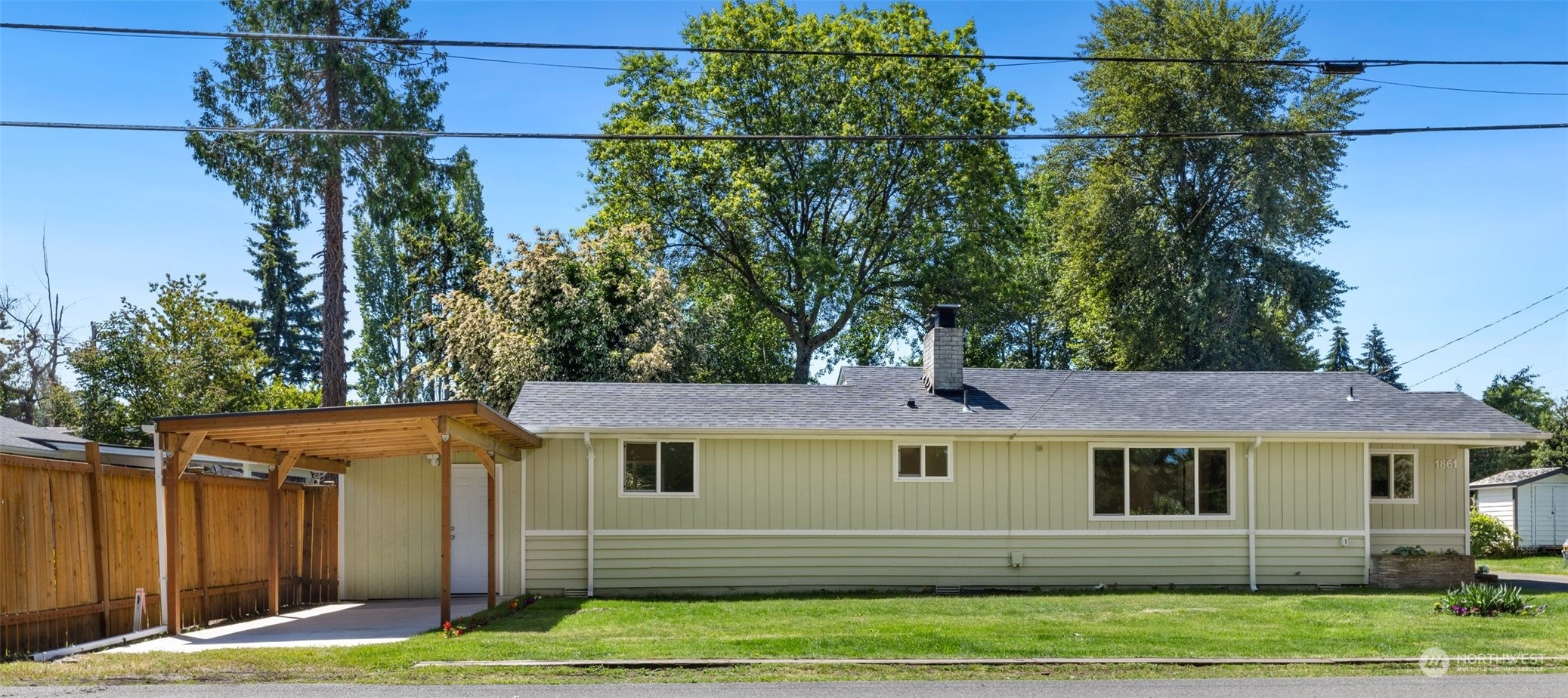 a view of a house with a yard