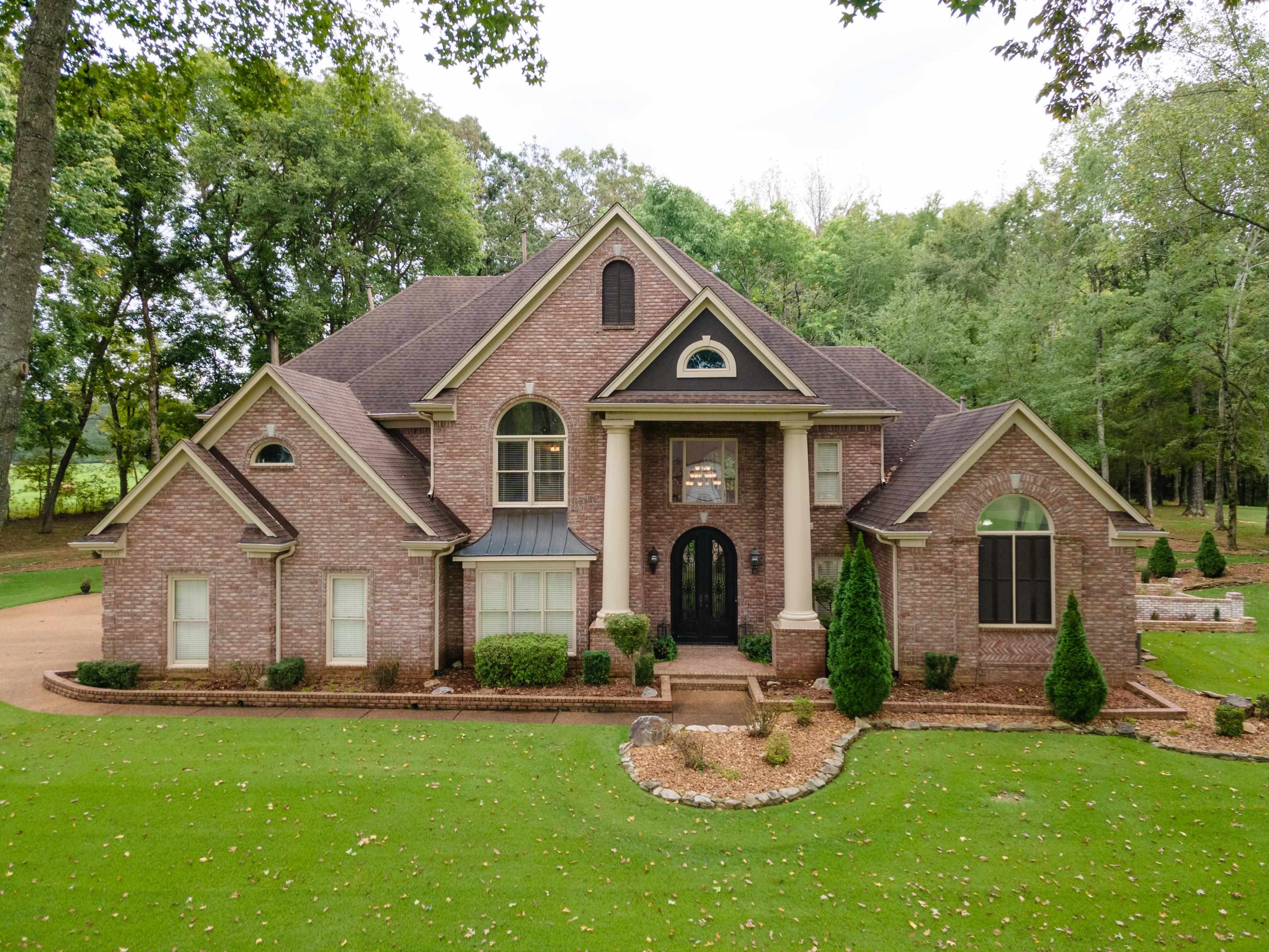 View of front of house featuring a front yard