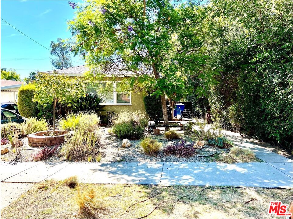 a view of a backyard with sitting area