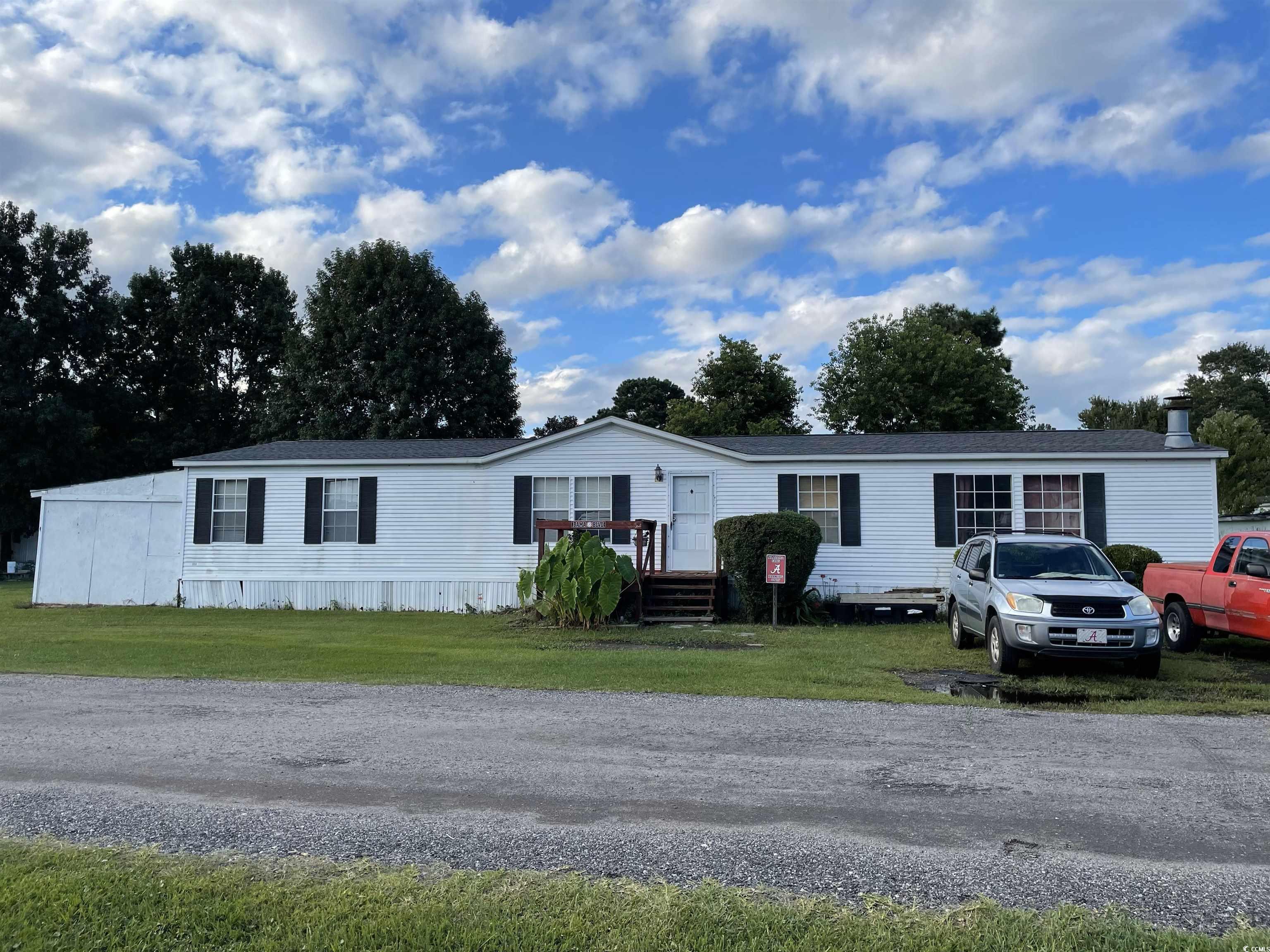 Manufactured / mobile home with a front lawn