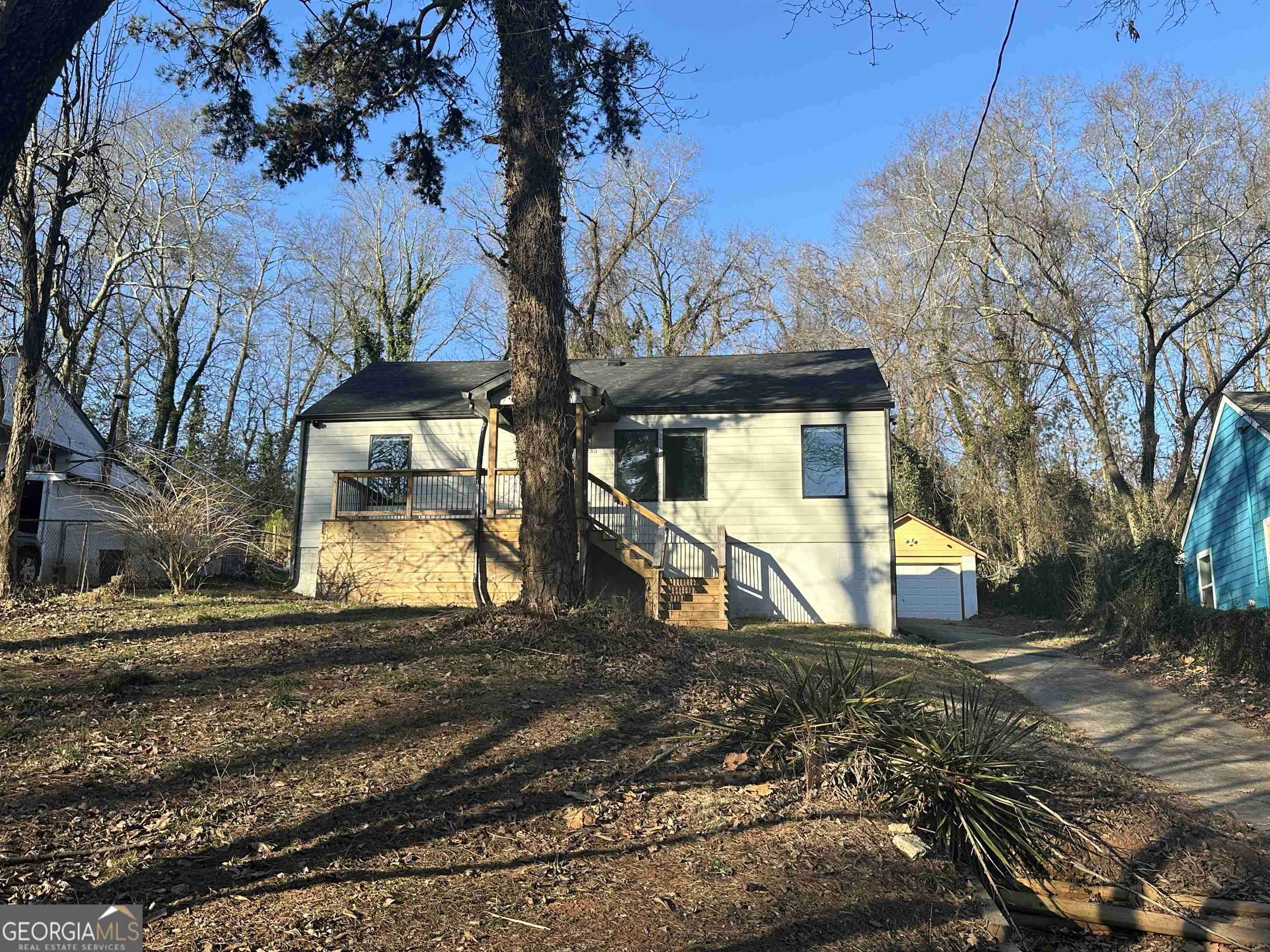 a view of a house with a yard