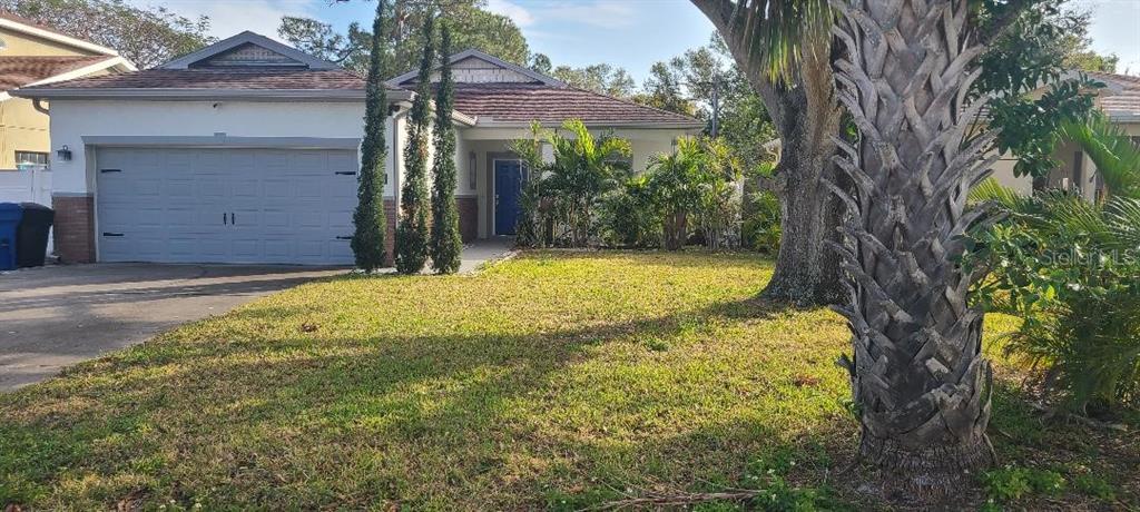 a view of a house with a yard