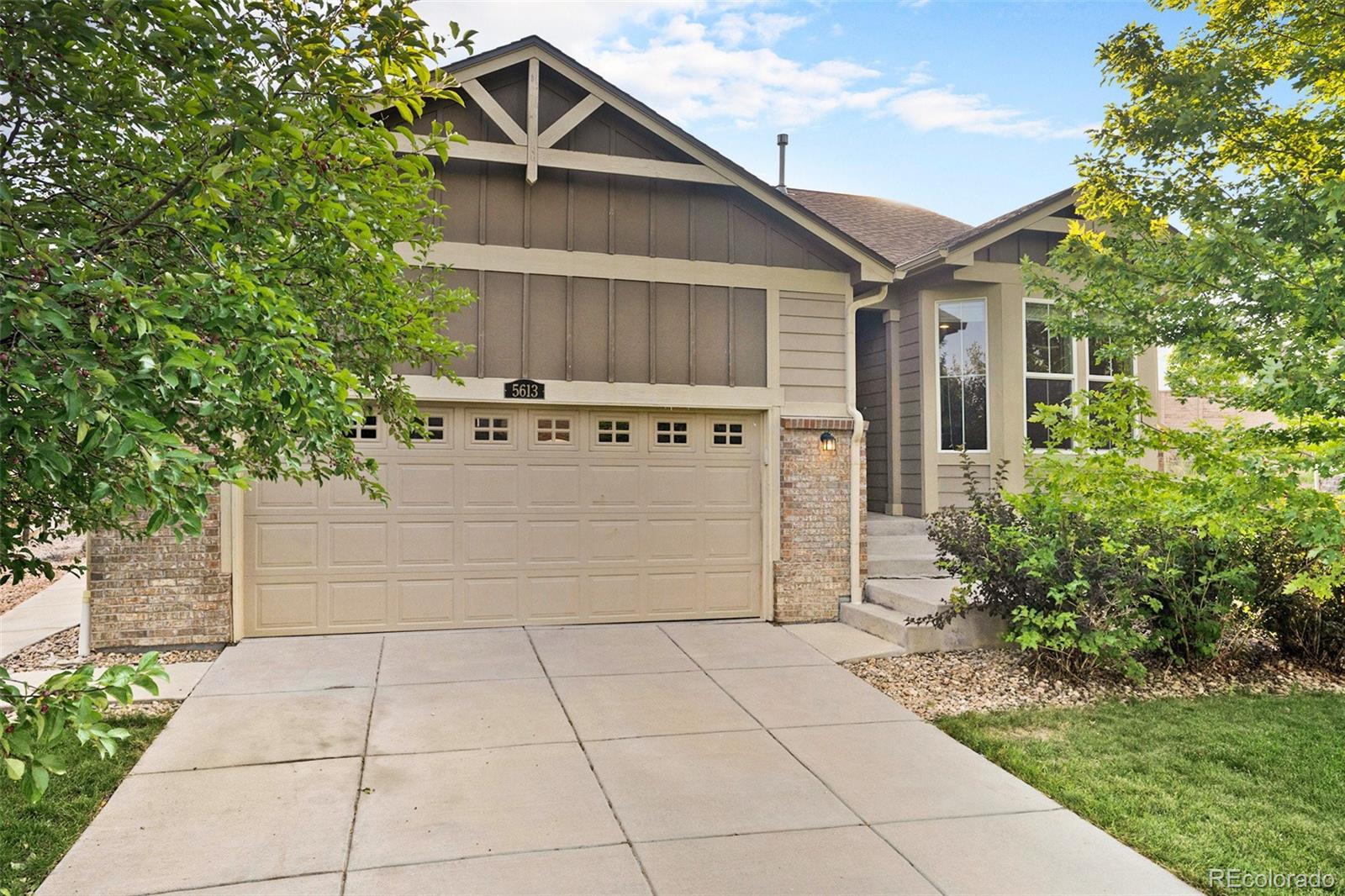 a view of a front of house with a yard