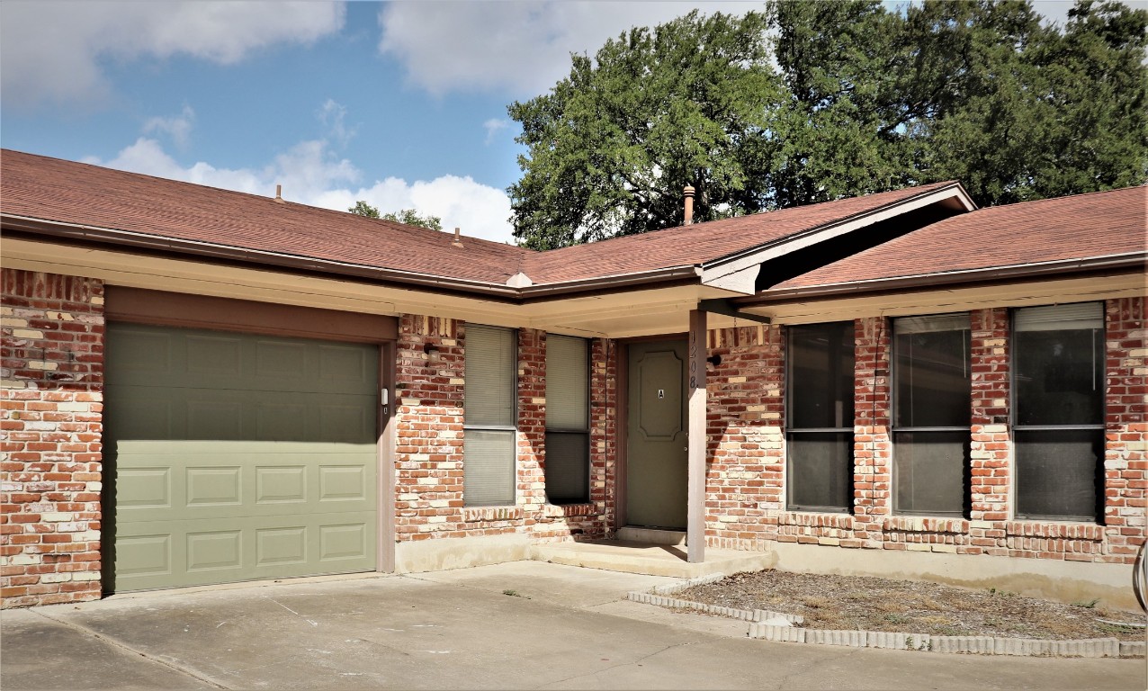 Cute 2/2 duplex in centrally located in Georgetown.