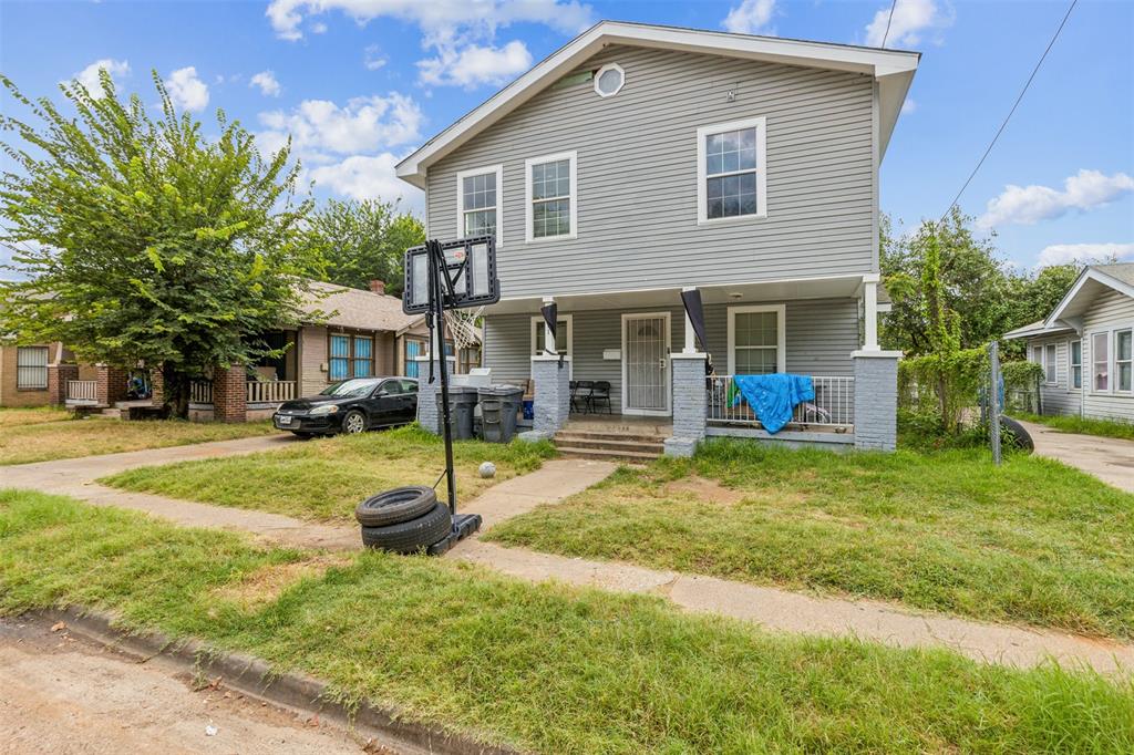 a view of a house with backyard and a tree