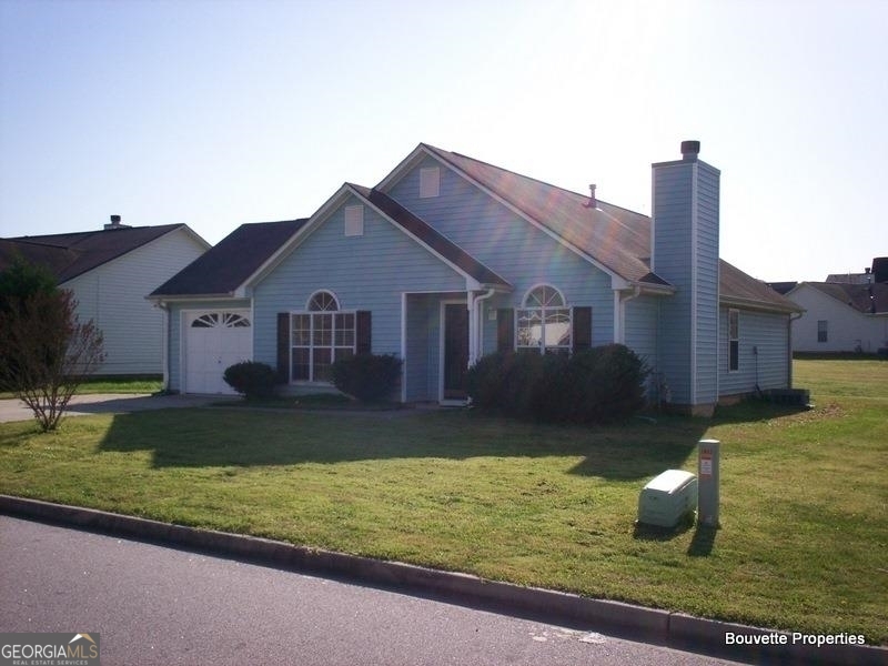 a view of a house with backyard