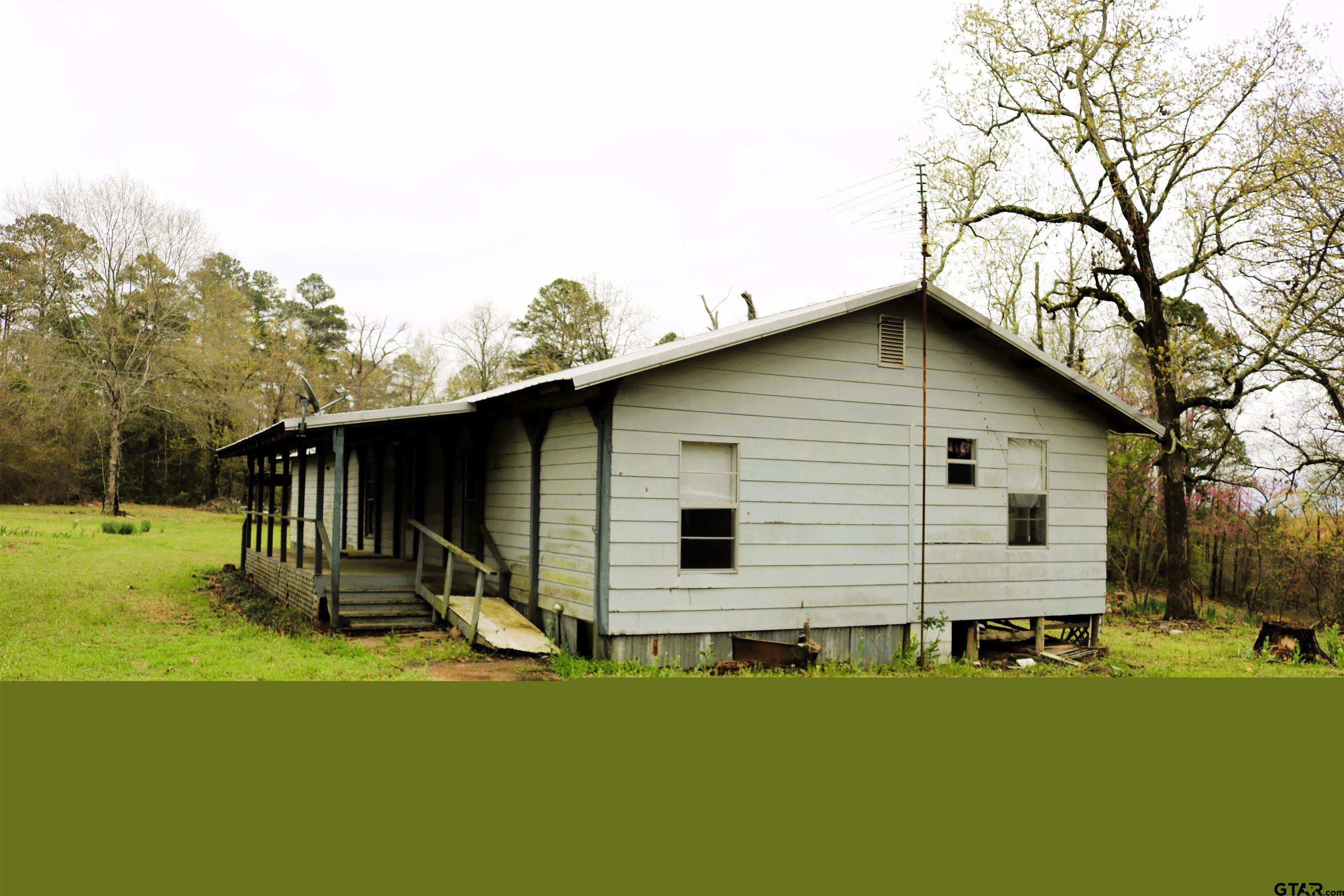 a view of a house with backyard