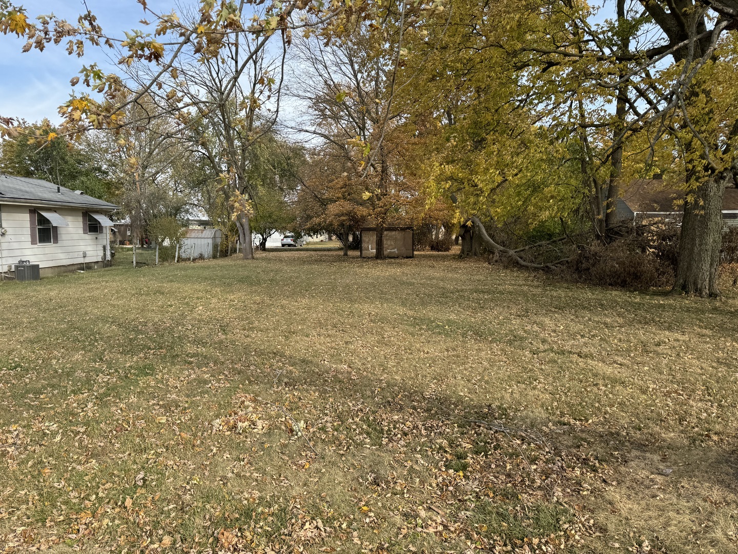 a view of a yard with a house