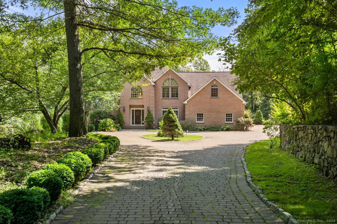 a view of a house with yard and plants