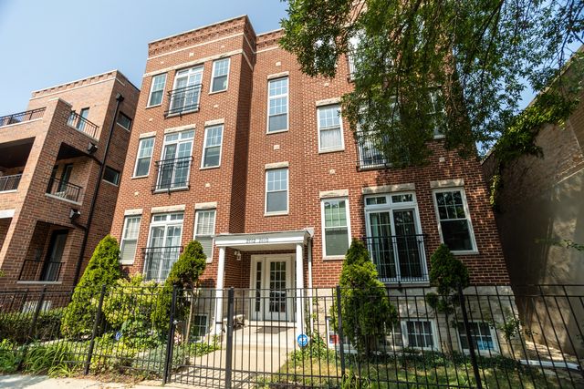 $539,000 | 2662 West Montrose Avenue, Unit 3 | Ravenswood Manor