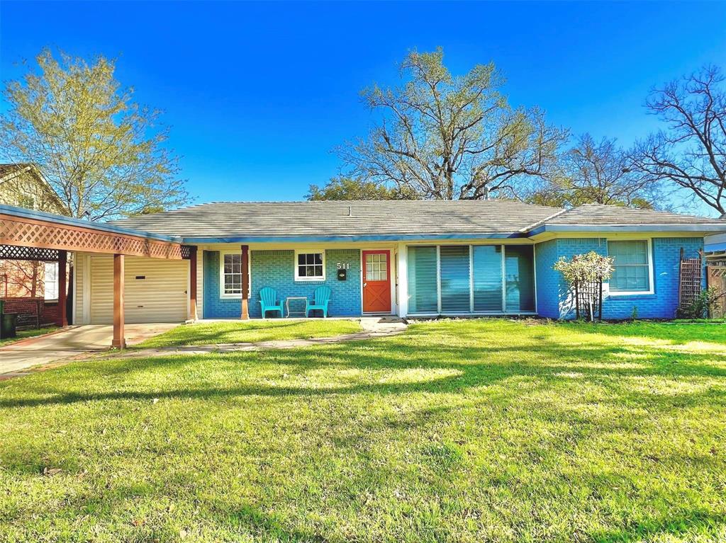 Welcome to your new home! This charming property combines timeless appeal with a picturesque front porch, perfect for enjoying the outdoors. Situated in Lindale Park, one of Houston’s most desirable neighborhoods, you’ll love the vibrant community feel and convenient access to dining, shopping, entertainment, major highways, and the METRORail.