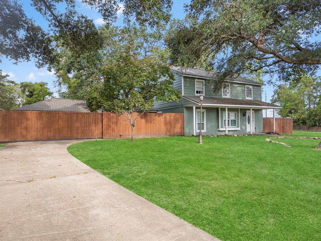 a view of an house with backyard and a garden