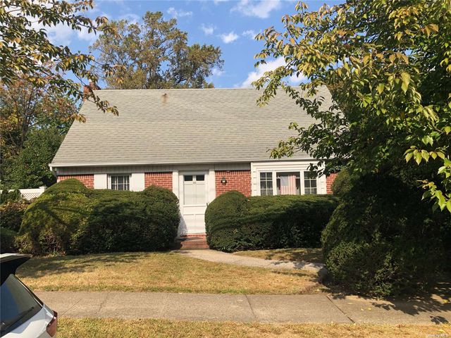 $750,000 | 60 Albertson Parkway | Searingtown